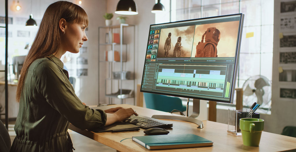 Interface de création vidéo avec timeline et sous-titres sur écran d'ordinateur dans bureau moderne